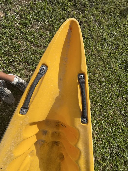 Canoa 3 lugares,  com 4 coletes e as repectivas pagaias..