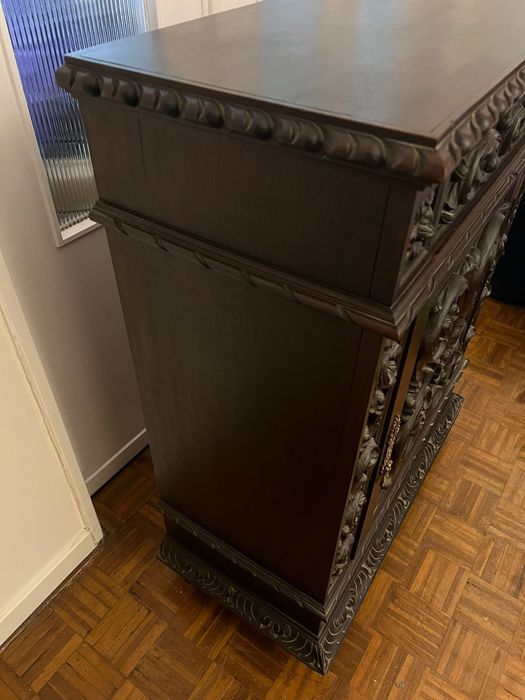 Bar estilo renascentista, entalhado à mão