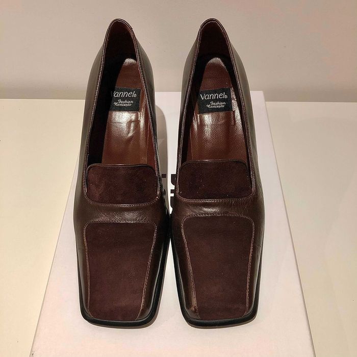 Sapatos de pele castanhos com salto tam.4 (novos)