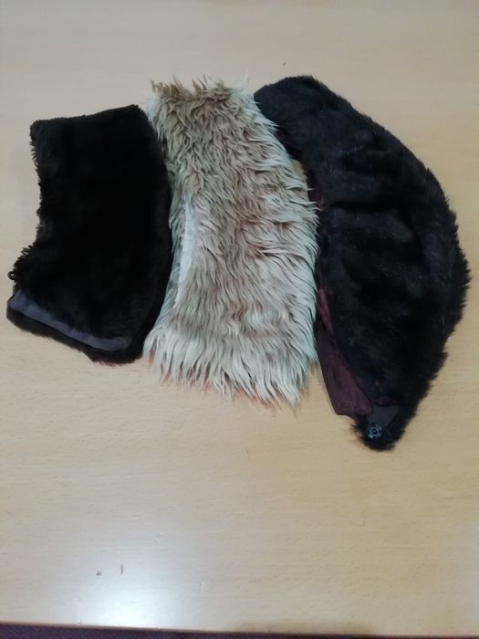 Estolas/golas em material sintético.