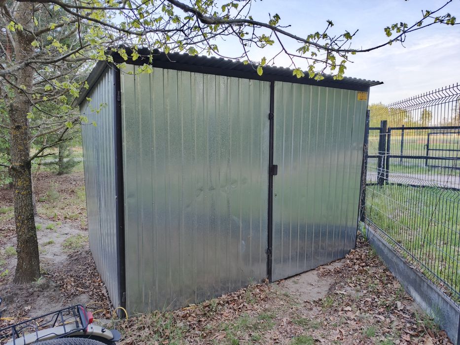 Garaż blaszany 3X2 z rozdzielnią elekryczną