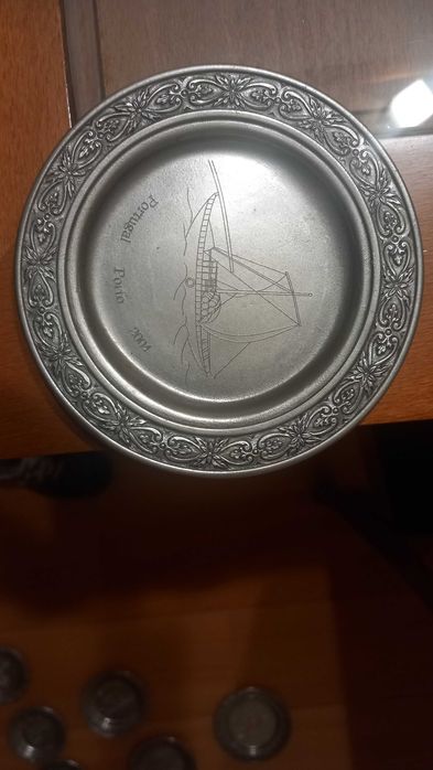 Conjunto de pratos em estanho com carimbo sobre a cidade do porto.
