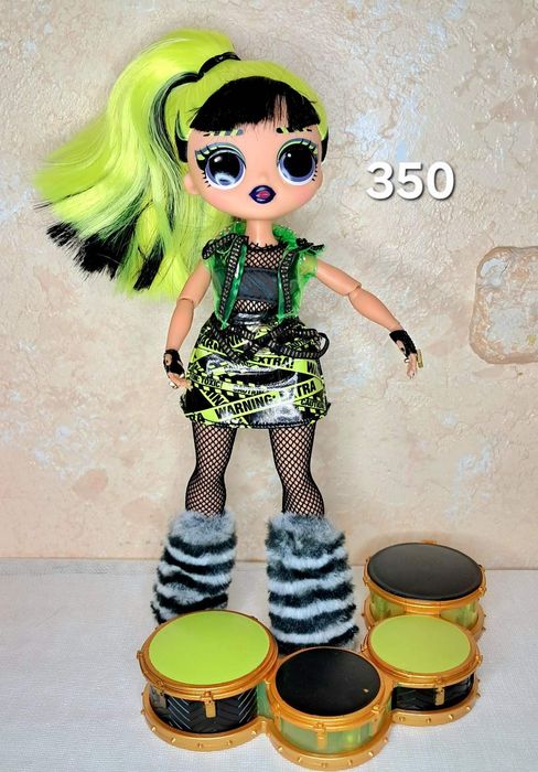 LOL OMG з музикальним інструментом