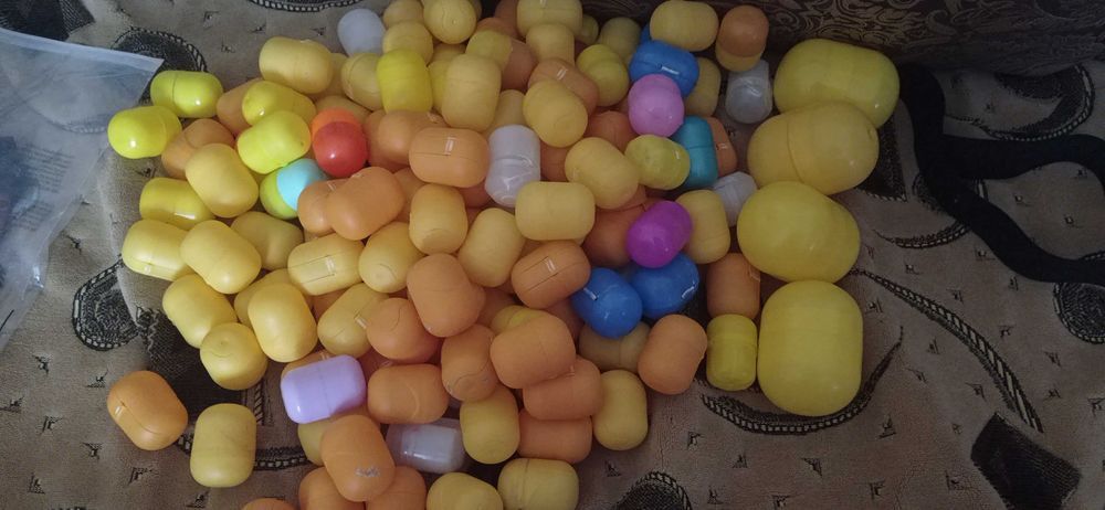 Капсули від Кіндер та  контейнери від лінзи