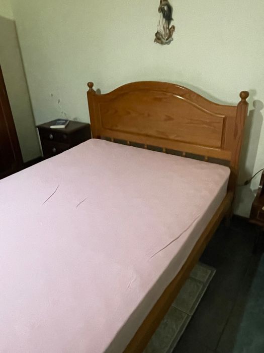 Cama em madeira maciça