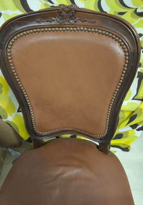 Cadeira antiga madeira e pele