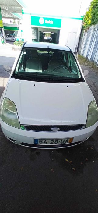 Fiesta 1.4, 2002, 200.000km. Motivo da venda: mudança de país