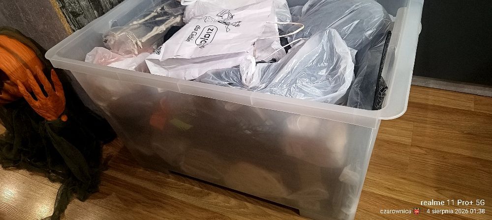Sprzedam wielką skrzynie ozdób na Halloween