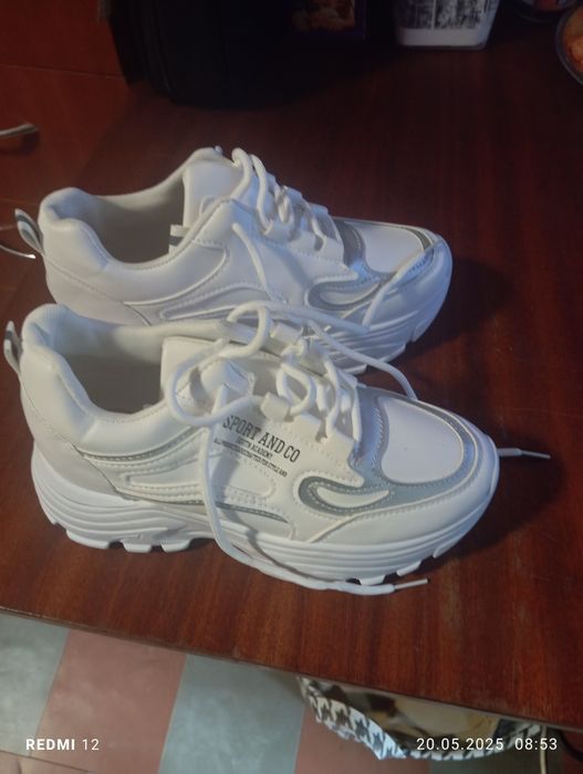 Женские кроссовки