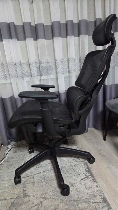 Офісне крісло VARPELEV з сіткою, підголівником та підколотниками