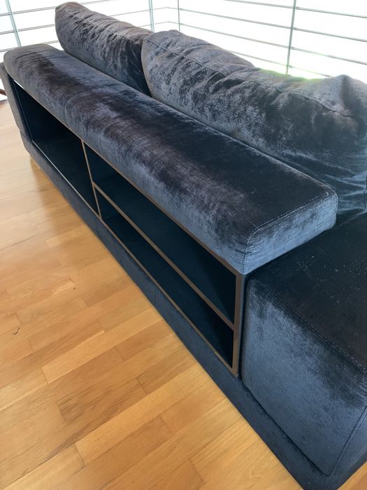 Vendo sofá Anaric com estante embutida 235 x 110 cm