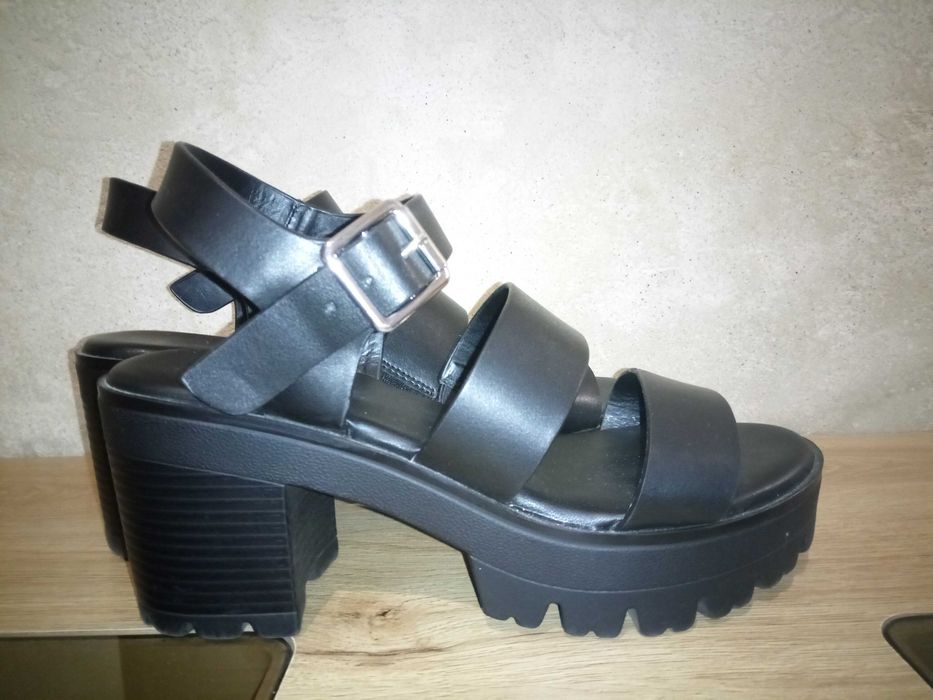 Sandały na słupku, czarne Catwalk rozm. 38 z klamrą