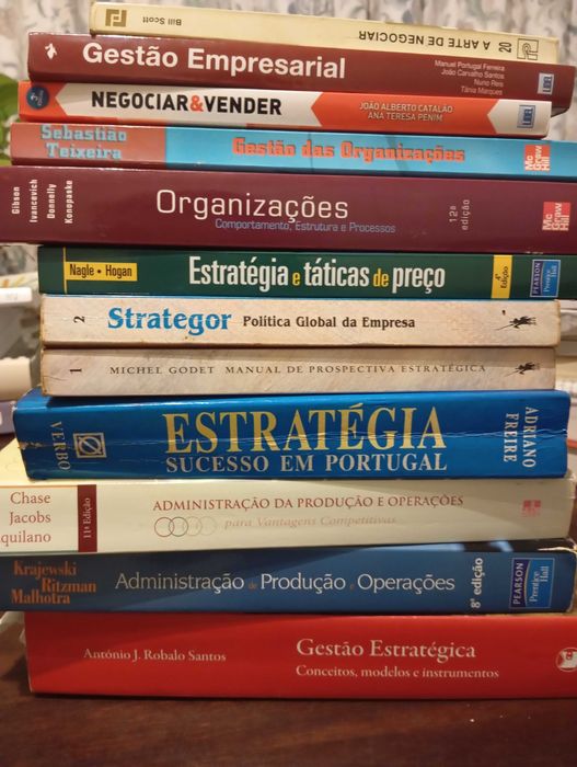 Vendo livros técnicos Novos ou quase novos. Cada um 10 euros.