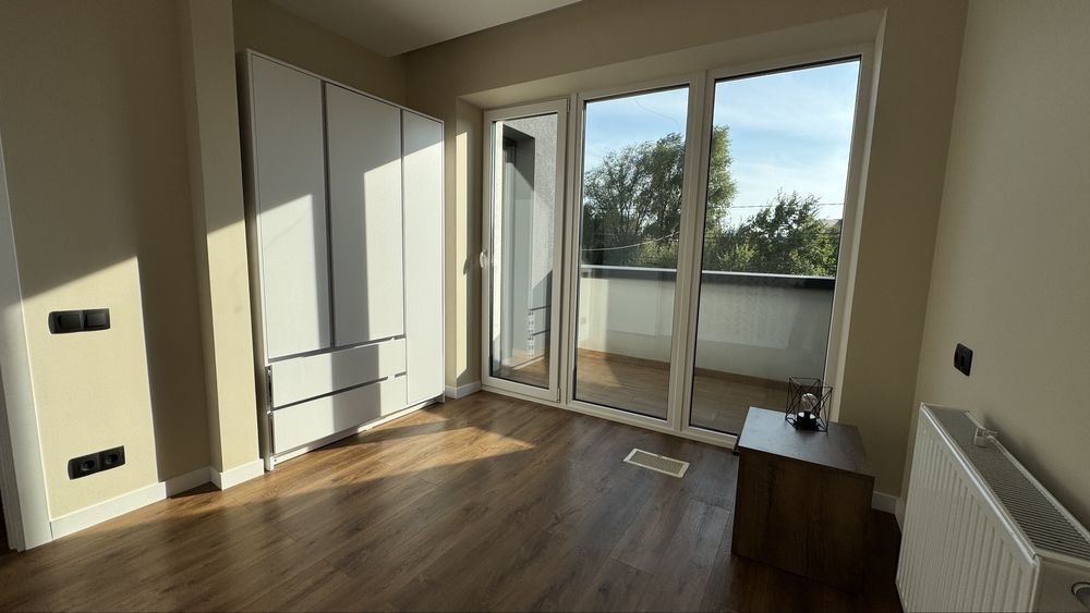 Сучасний таунхаус з ремонтом та меблями і великою ділянкою Крихівці