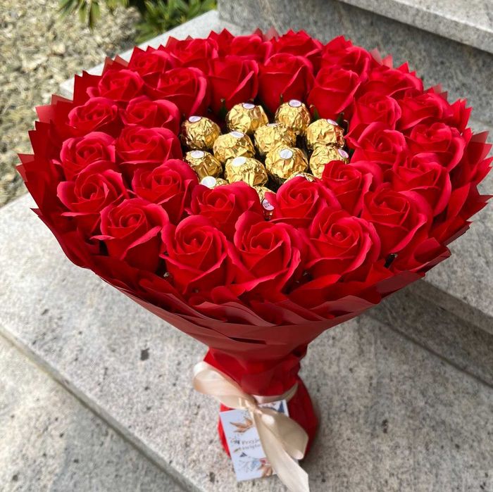 Słodki bukiet Ferrero i róże. Prezent na 30 Urodziny, Rocznicę Ślubu