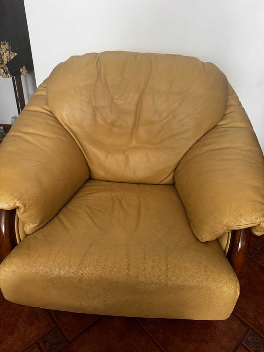 Conjunto de 3 sofás amarelos em pele