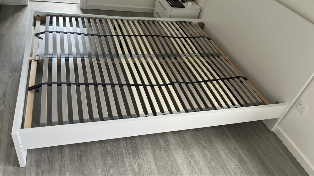 Cama de 160x200cm com lateral danificada