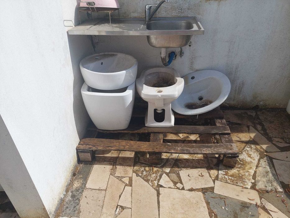 lavatórios e sanitas usados