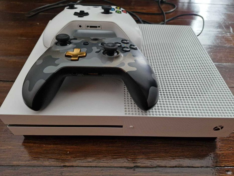 Xbox one  1 терабайт з двома геймпадами