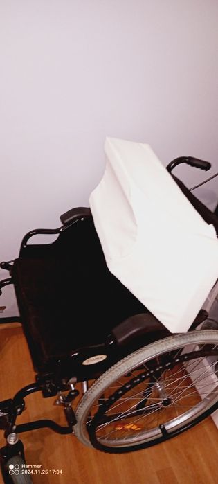 Sprzedam  wózek inwalidzki i dwie pary kul
