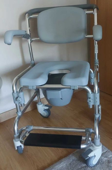 Cadeira de banho e sanitária para pessoa ate 150kg