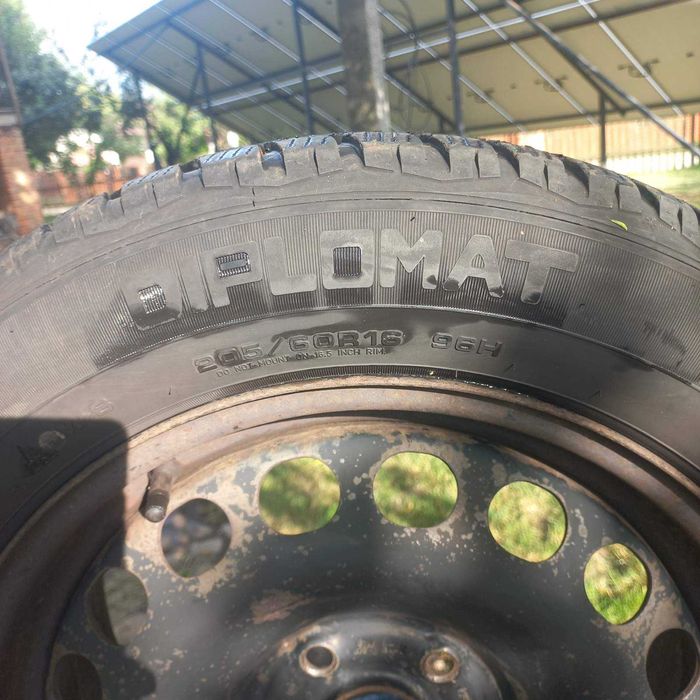 Зимові шини колеса R16 з дисками