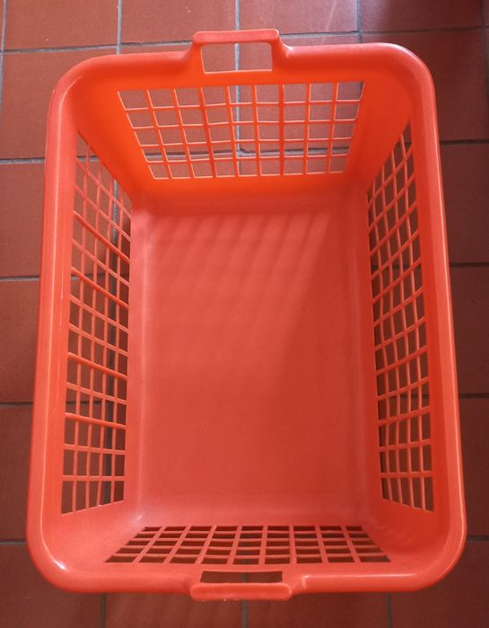 Cesto de plastico.64740829146882122