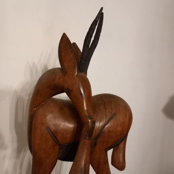 Escultura em madeira veado com filhotes