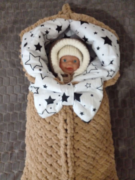 В'язаний комплект для ново народженої дитиниї