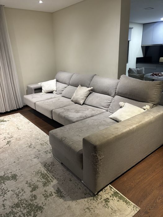 Sofá retrátil com puffs