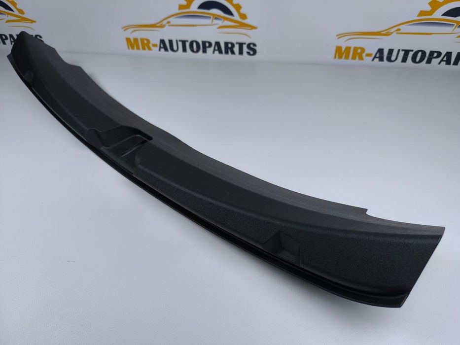 Накладка отвору заднього багажника Tesla Model 3 1086315-00-E