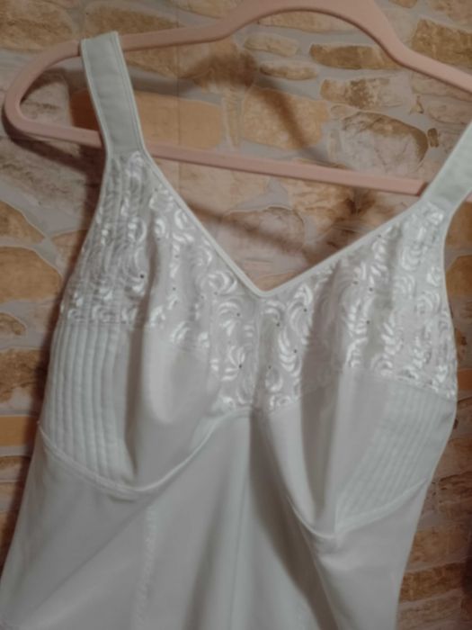 (44/XXL)(100B) Ekskluzywne, białe, haftowane Body modelujące z Londynu