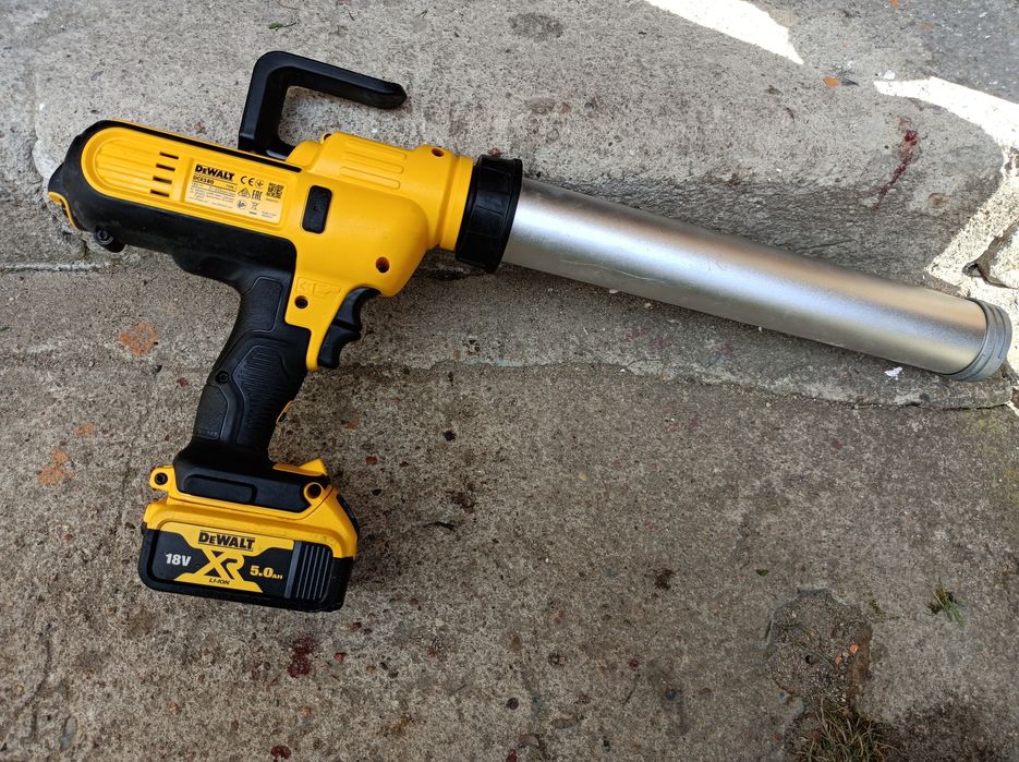 Pistolet do silikonu DeWalt z baterią 5.0ah