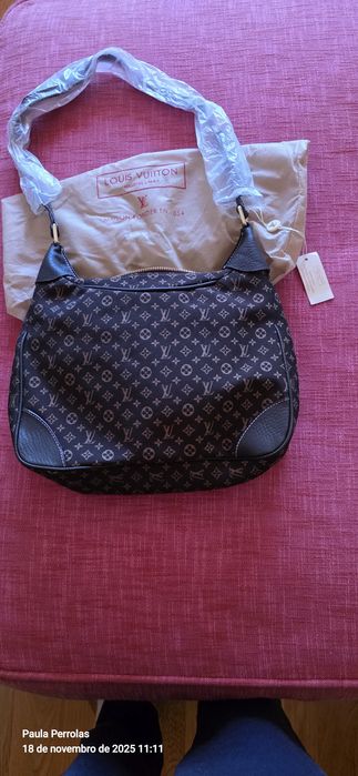 Mala de senhora. Tecido impremiável. De muito boa qualidade.