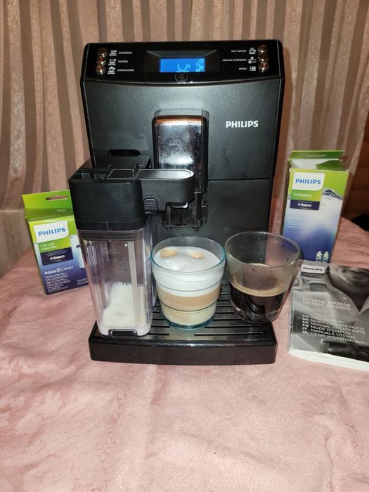 Кавоварка кавомашина 3,5 роки Philips LatteGo EP3550 з дому
