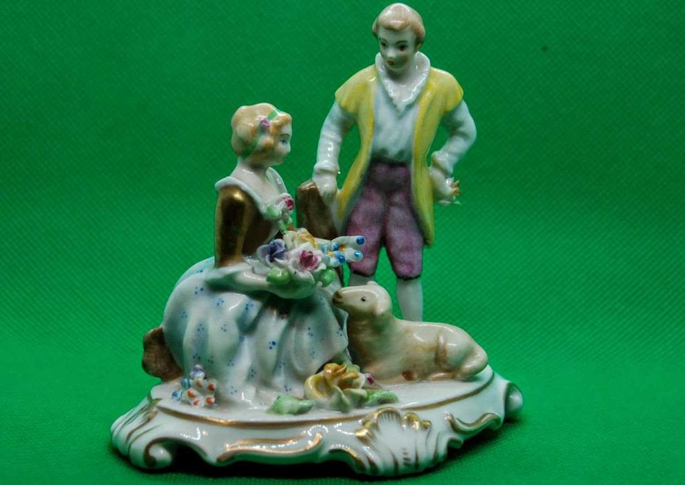 Estatueta casal romântico porcelana Artibus século XX