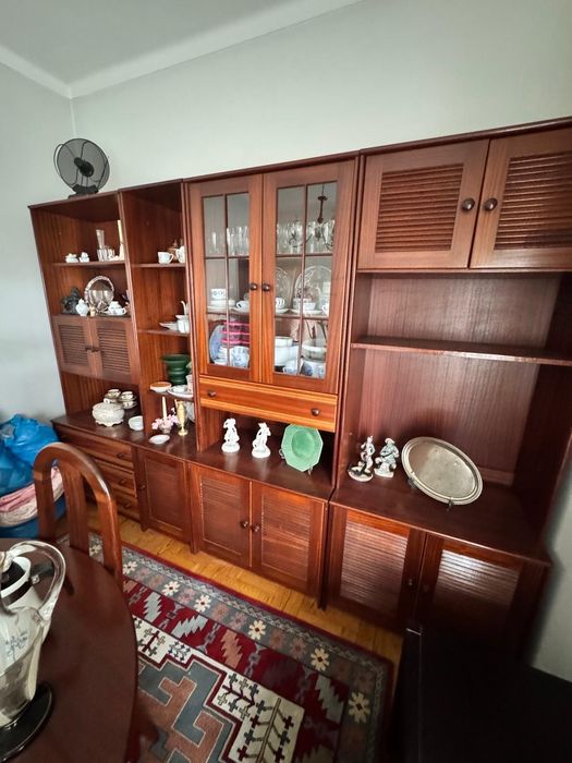 Sala completa e casa jantar