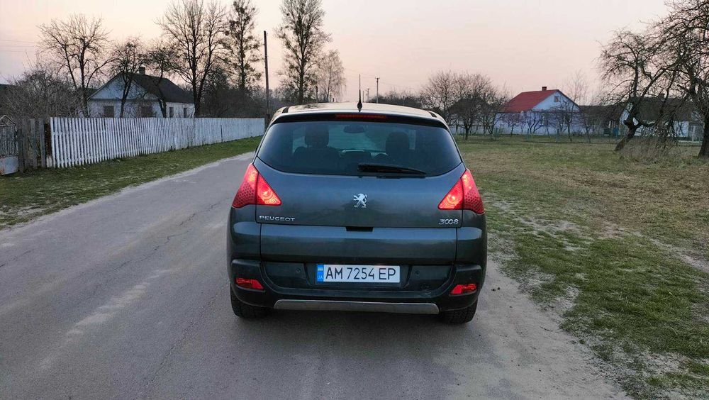 Гарний сімейний автомобіль