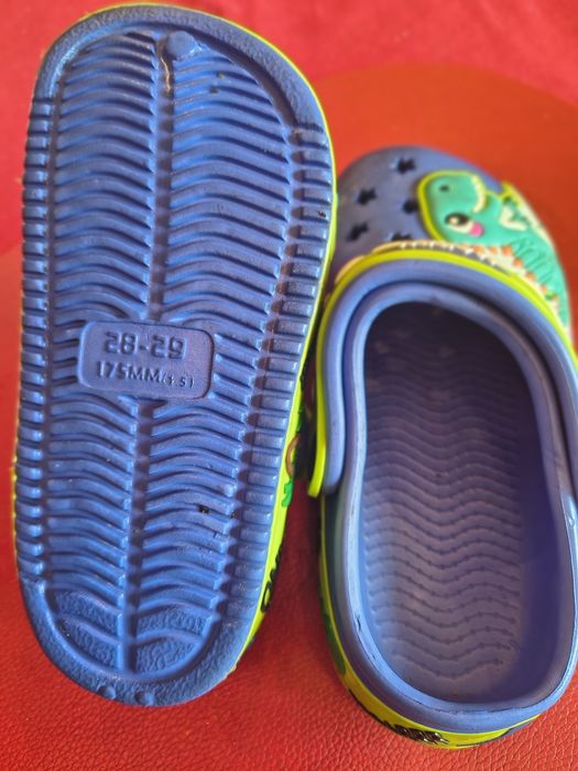 Sprzedam klapki długość 16cm2x noszone cena 30zł,,buty sportowe dziecięce rozm.34 nowe cena 40złi aparat nowy cena 30zł