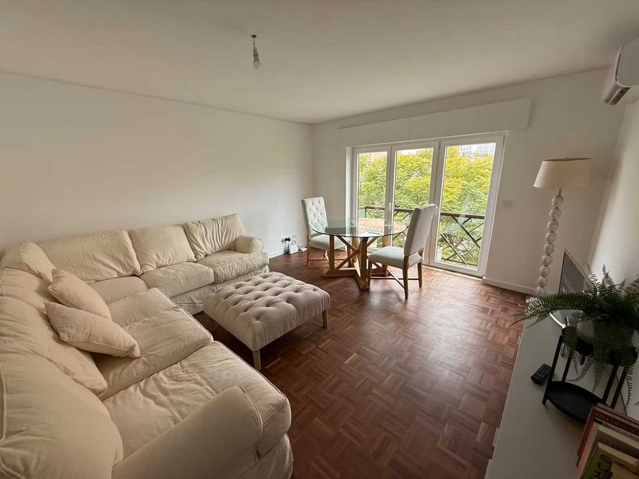 Apartamento de 2 Quartos, Luminoso e Espaçoso, em Telheiras