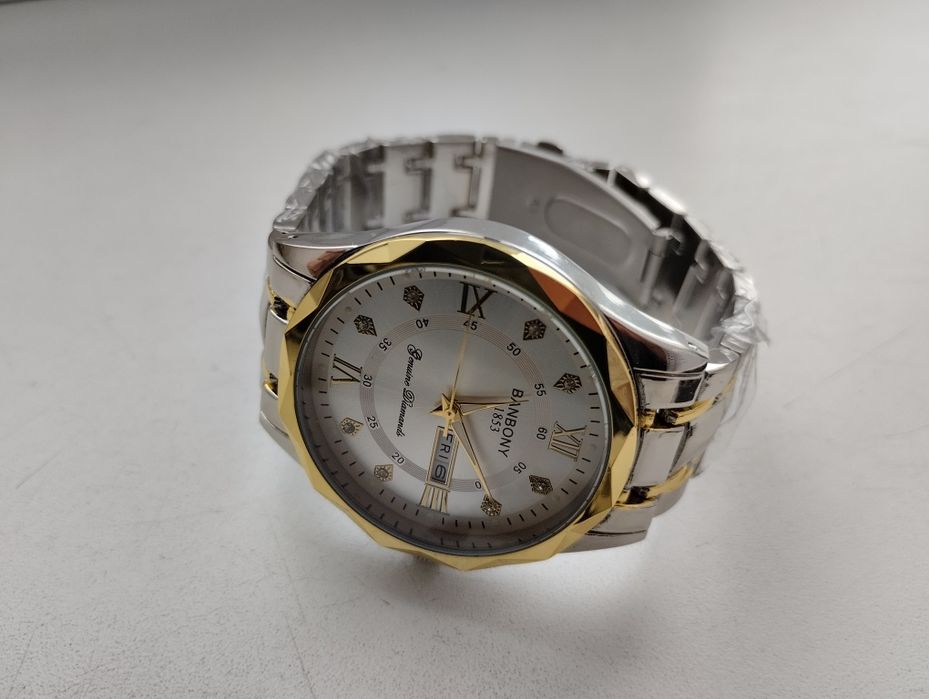 Чоловічий аналоговий кварцовий годинник