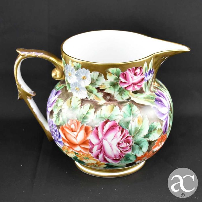 Jarro em porcelana Vidal Arte, pintado a ouro e à mão