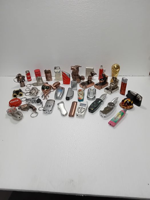 Isqueiros a gás e caixas fósforos