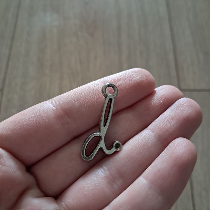 Przypinka do bransoletki "D"