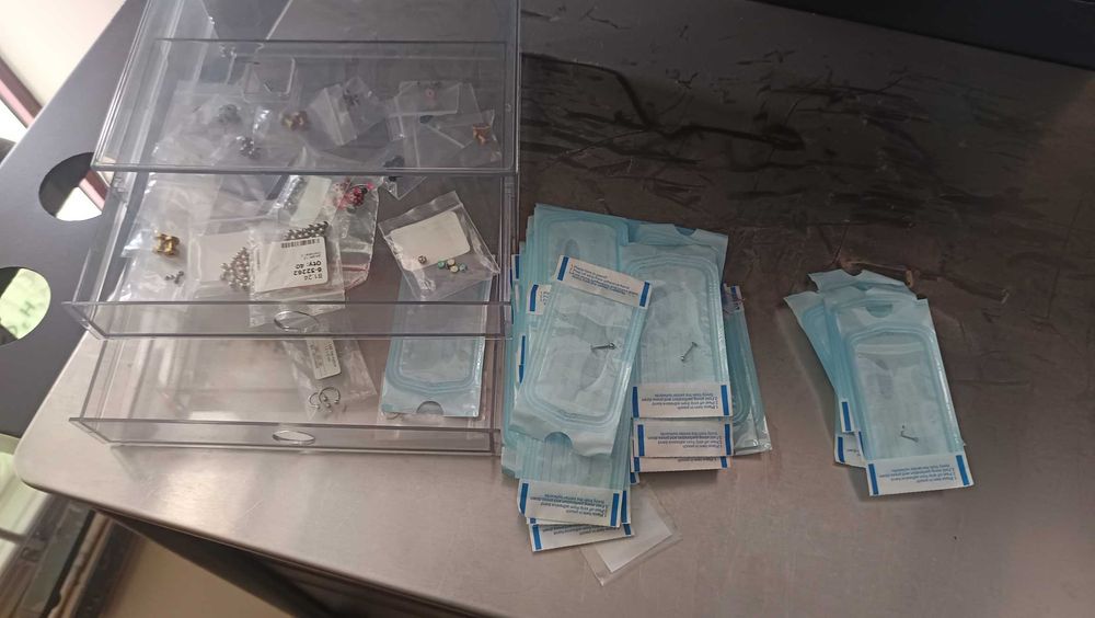 Kit completo para piercing corporal.