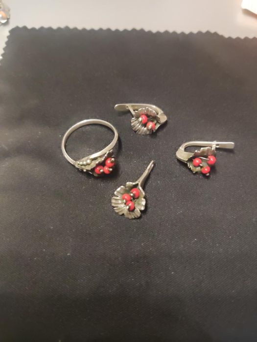 Срібний набір із коралом: каблучка, сережки та брошка, 6,36 г