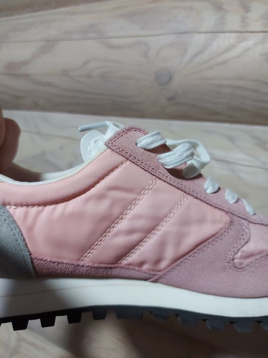 Стильні жіночі кросівки від американського бренду Blauer
Стильні жіноч