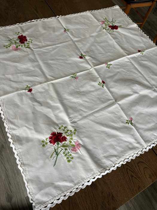 Toalha de mesa com bordado 120x98