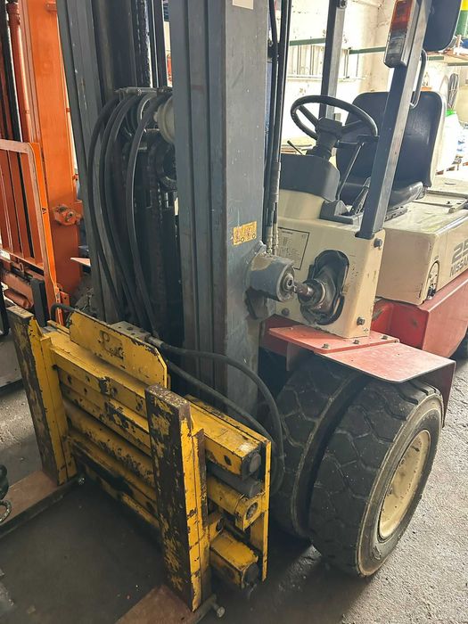 Empilhador Nissan 25 a gasóleo