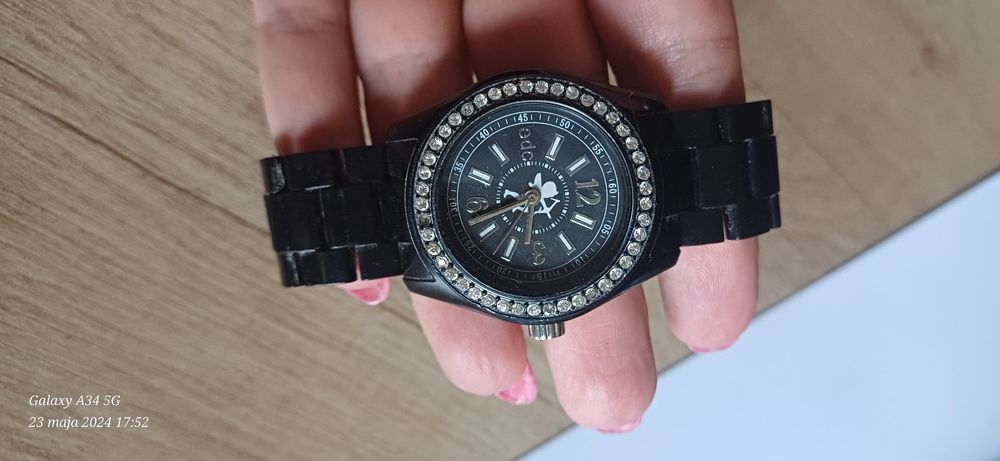 Zegarek damski z cyrkoniami